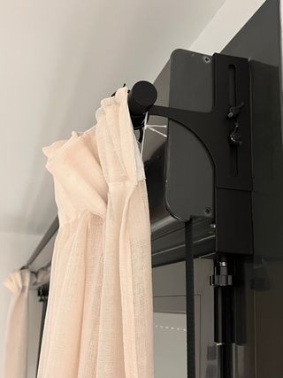 Soporte metálico para barra de cortina