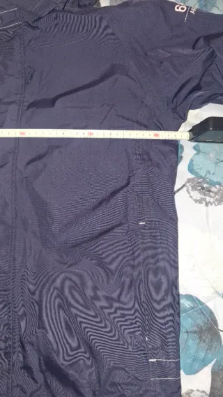 Chaqueta impermeable Decathlon negra y roja