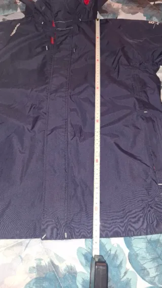 Chaqueta impermeable Decathlon negra y roja