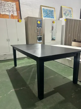 Mesa de comedor negra de madera