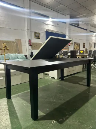 Mesa de comedor negra de madera