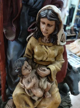 Nacimiento de barro pintado con base de madera