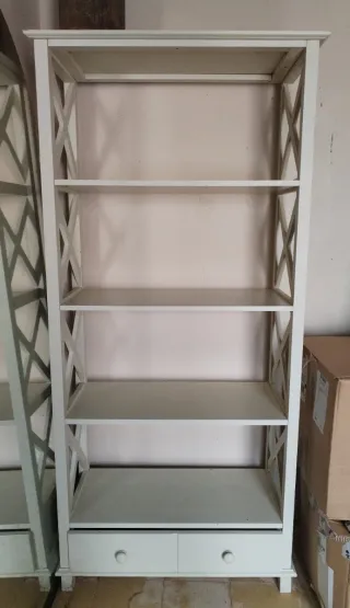 Estantería blanca de madera con cajones