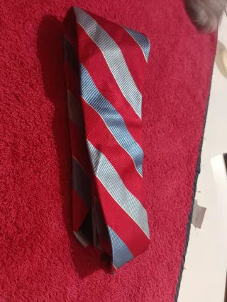 Corbata Breuer Rayas Rojas y Plateadas