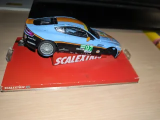 Scalextric Aston Martin V8 Vantage GT2 sin 1 rueda