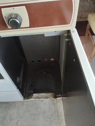 Cocina de gas blanca con horno