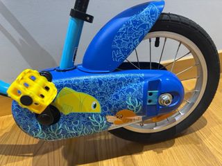 Bicicleta infantil azul con cesta