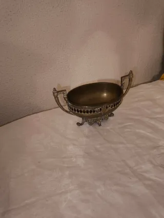 Cuenco decorativo de metal plateado