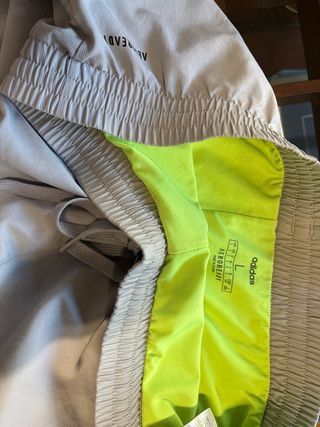 Pantalón corto deportivo Adidas gris y verde Talla