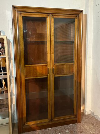 Vitrina de madera y cristal