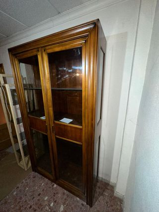 Vitrina de madera y cristal