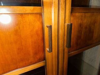 Vitrina de madera y cristal