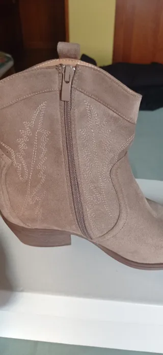 Botas cowboy beige con tachuelas