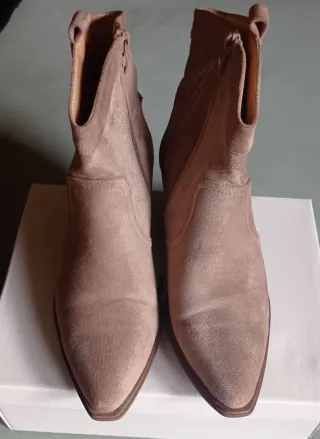 Botas cowboy beige con tachuelas