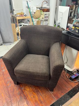 Sillón marrón de tela