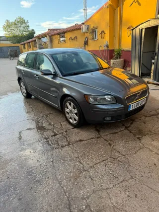 Volvo V50 2025