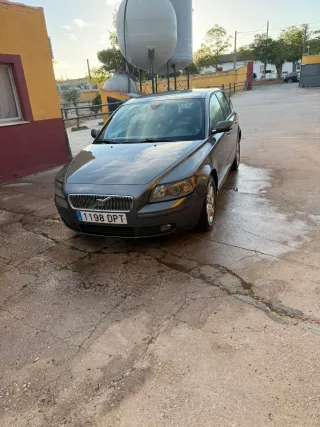 Volvo V50 2025