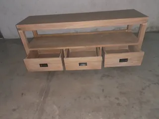 Mesa baja de madera para TV . Solo recoger no envi
