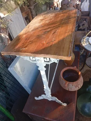 Mesa antigua de hierro y madera