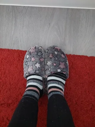 Zapatillas de casa grises con estrellas