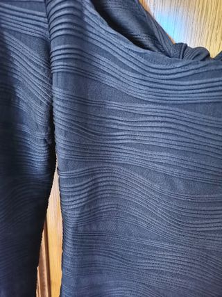 Vestido negro escote asimétrico manga larga