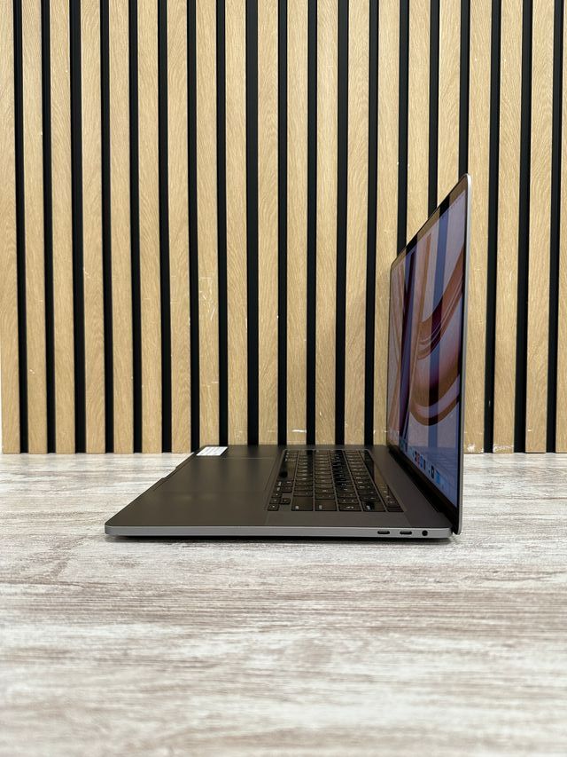 MacBook Pro 16" 2019 i7 16gb 500gb SSD