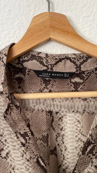 Camisa Zara Estampado Serpiente Beige/Marrón