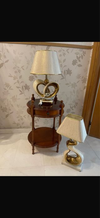 Mesita auxiliar y 2 lámparas