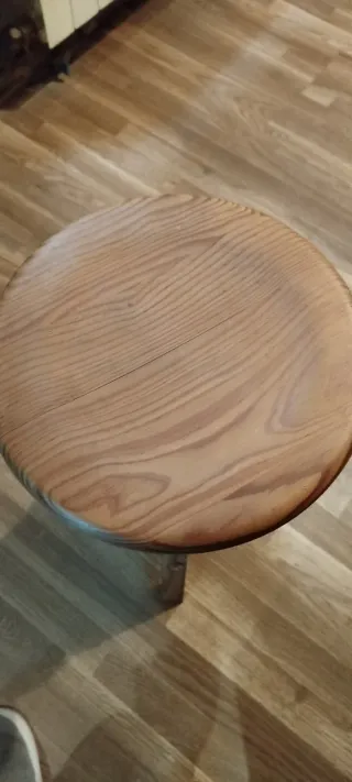 Taburete de pino regulable