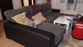 Sofá Cheslong Negro y Gris. Medidas son aproximada