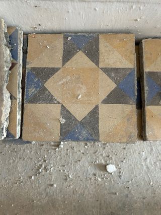 Baldosas antiguas con diseño geométrico