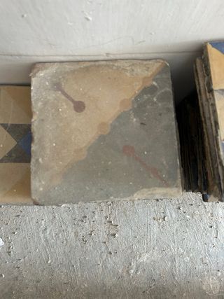 Baldosas antiguas con diseño geométrico