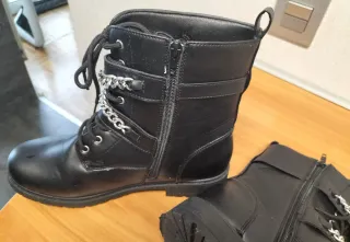 Botas de mujer negras con cadenas Usadas un dia.
