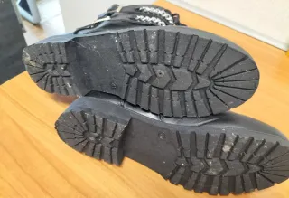 Botas de mujer negras con cadenas Usadas un dia.