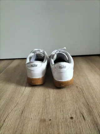 Zapatillas Nike blancas.