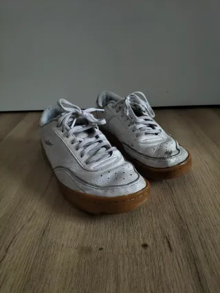 Zapatillas Nike blancas.