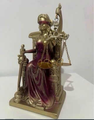 Diosa de la justicia. Sentada sobre trono. Regalo