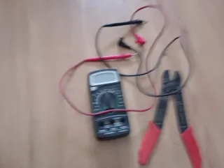 Multímetro y pelacables