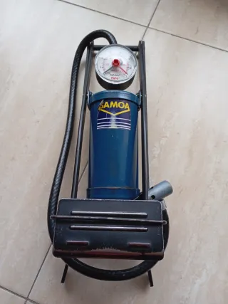 Bomba de pie SAMOA con manómetro