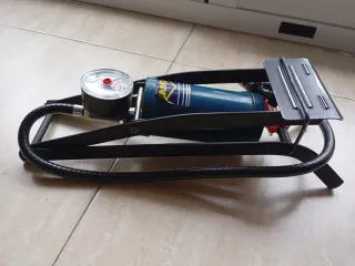 Bomba de pie SAMOA con manómetro