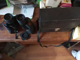 Prismáticos antiguos con funda.