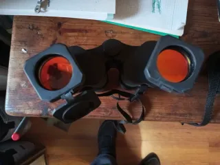 Prismáticos antiguos con funda.