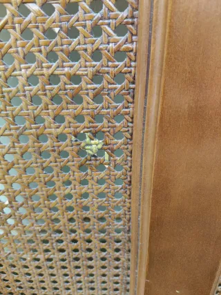 Cubre radiador de madera con rejilla