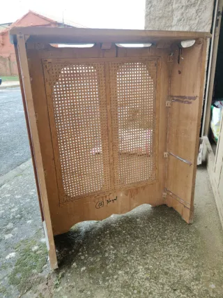 Cubre radiador de madera con rejilla