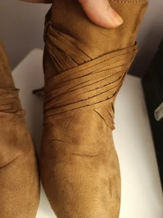 Botines de ante marrón con flecos