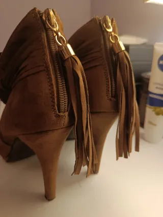 Botines de ante marrón con flecos