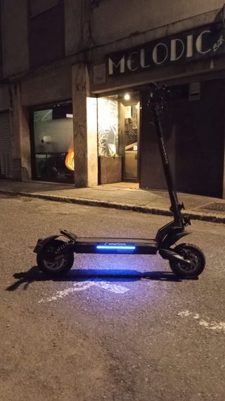 Patinete eléctrico con luces LED