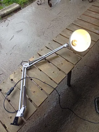 Lámpara flexo de metal y plástico.