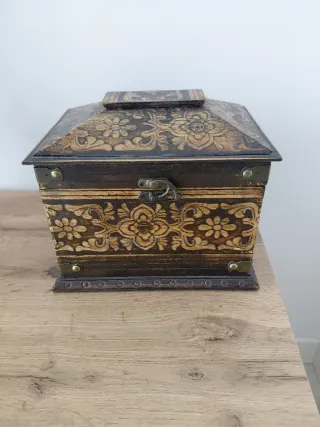 Cofre de madera tallada con detalles dorados