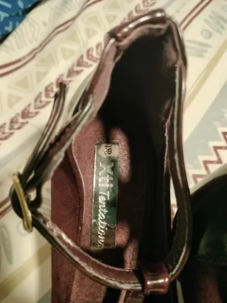 Zapatos de tacón granate para fiesta